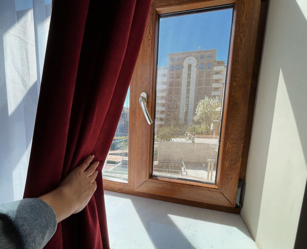 Hotel Meg Jereván Kültér fotó